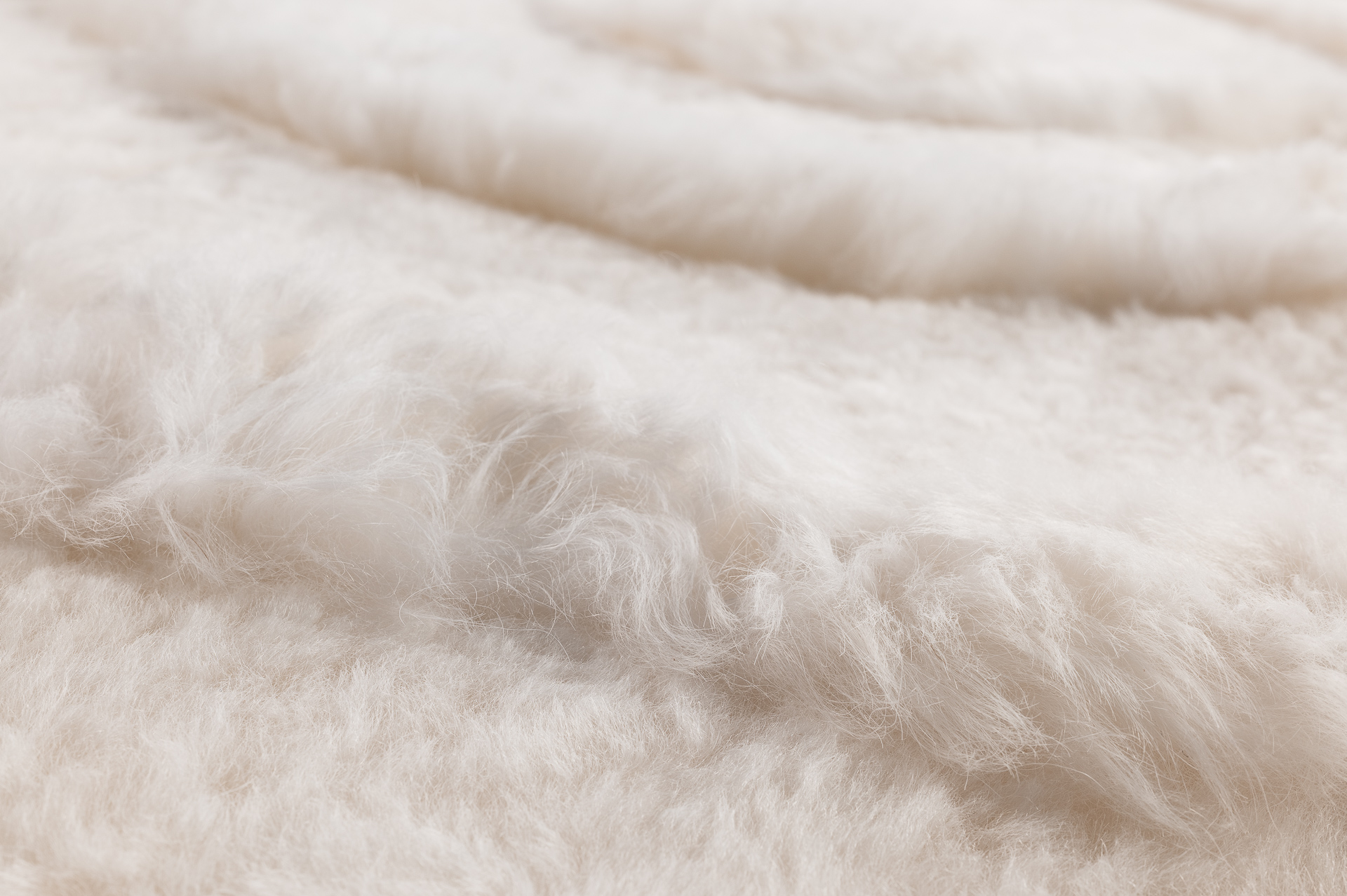 Tapis rond blanc en mouton bordé en veau velours blanc et entièrement doublé