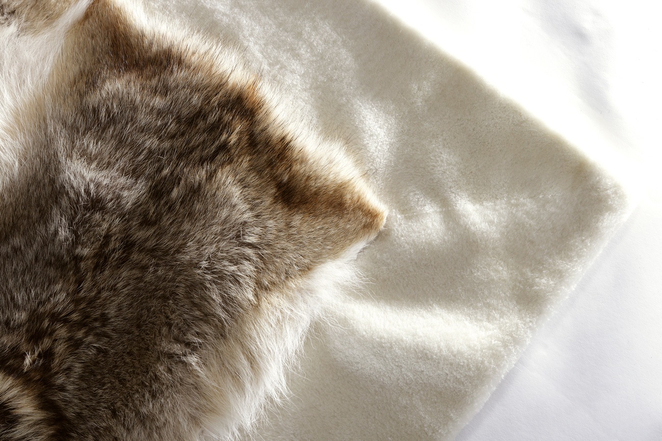Le tapis Aspen est conçu avec une combinaison de coyote et d'agneau, créant ainsi un véritable joyau de fourrure. La souplesse, la douceur et la présence de la fourrure confèrent à ce tapis des qualités uniques et une esthétique luxueuse.