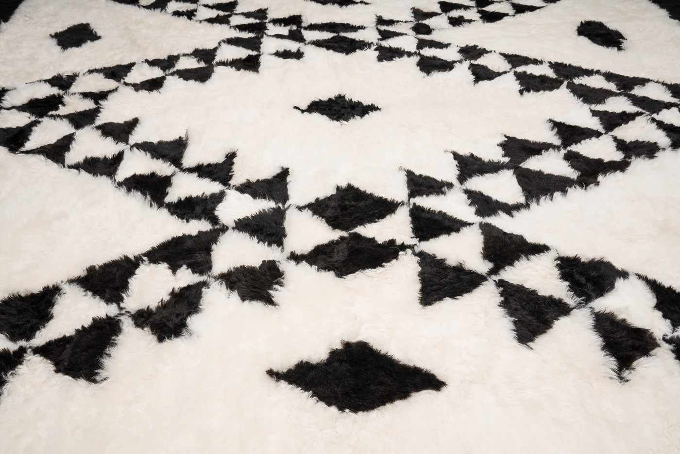 Entre tradition et modernité, ce tapis au motif berbère assumé décline tout la savoir-faire de la Maison Norki. Coupe, assemblage des peaux, design et finitions haute-couture.