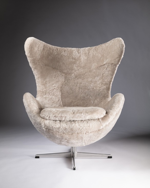 EGG CHAIR BY ARNE JACOBSON