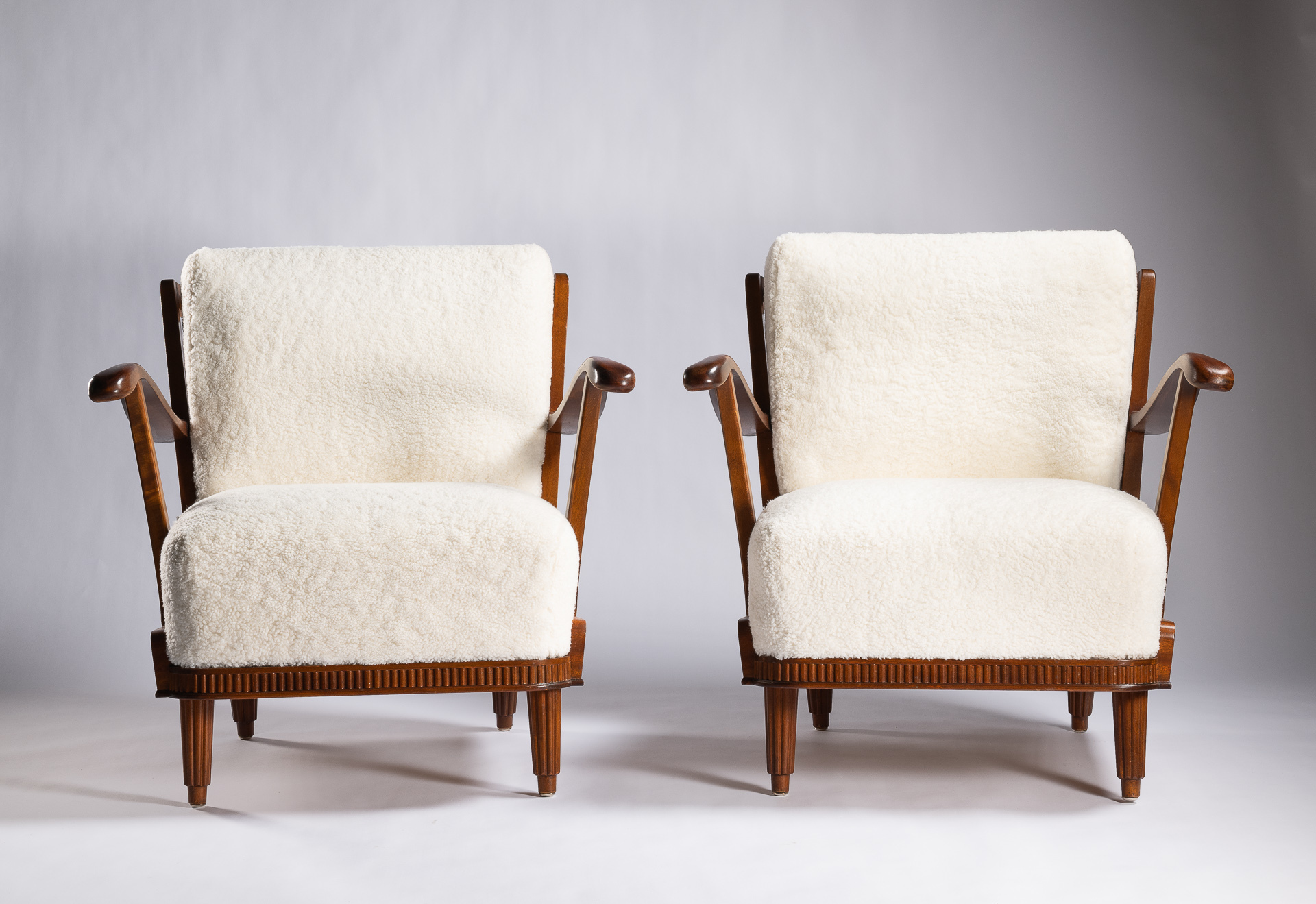Rare paire de fauteuils vintage scandinave Svante SKOGH en agneau curly blanc