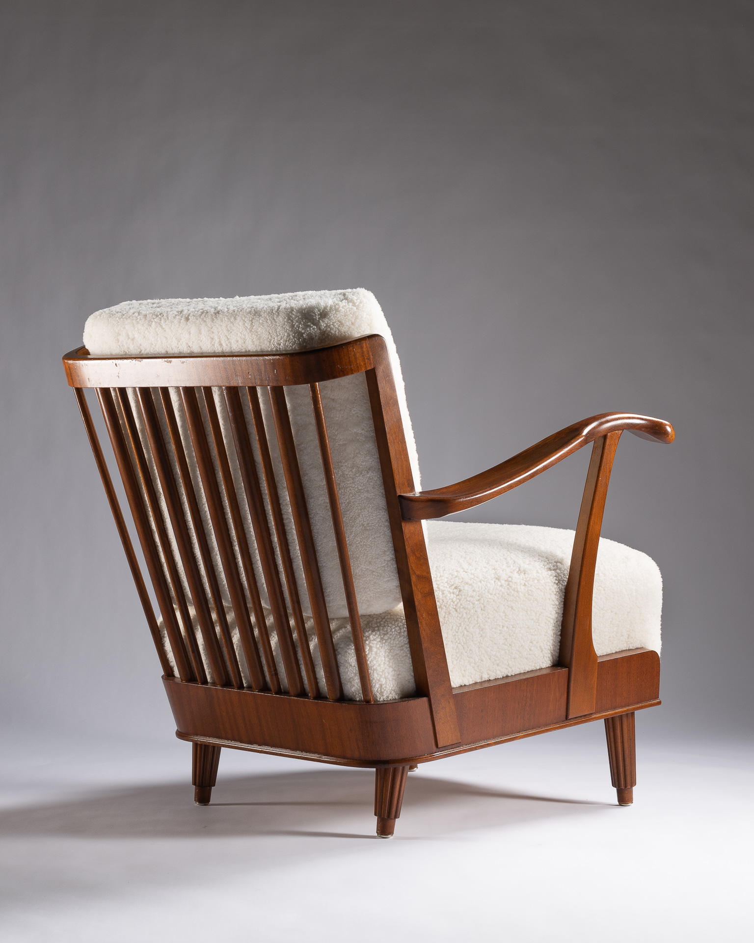 Un magnifique chalet de Courchevel accueille ce fauteuil Svante Skogh tapissé de mouton blanc
