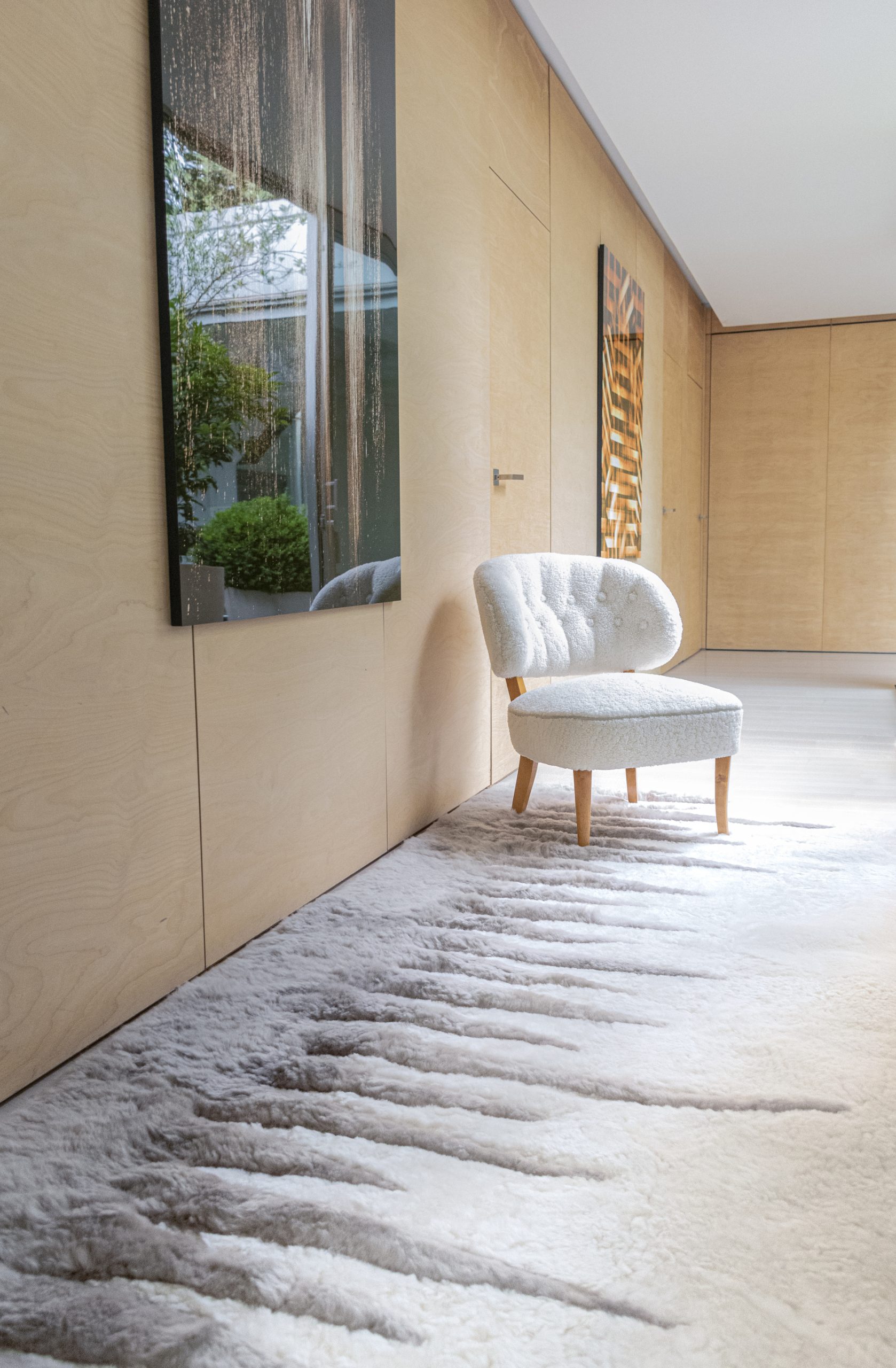Tapis édité par Norki au design élégant en mouton bicolore blanc et beige sur un design de l'architecte d'intérieur installée à Genève Valérie Serin Lok