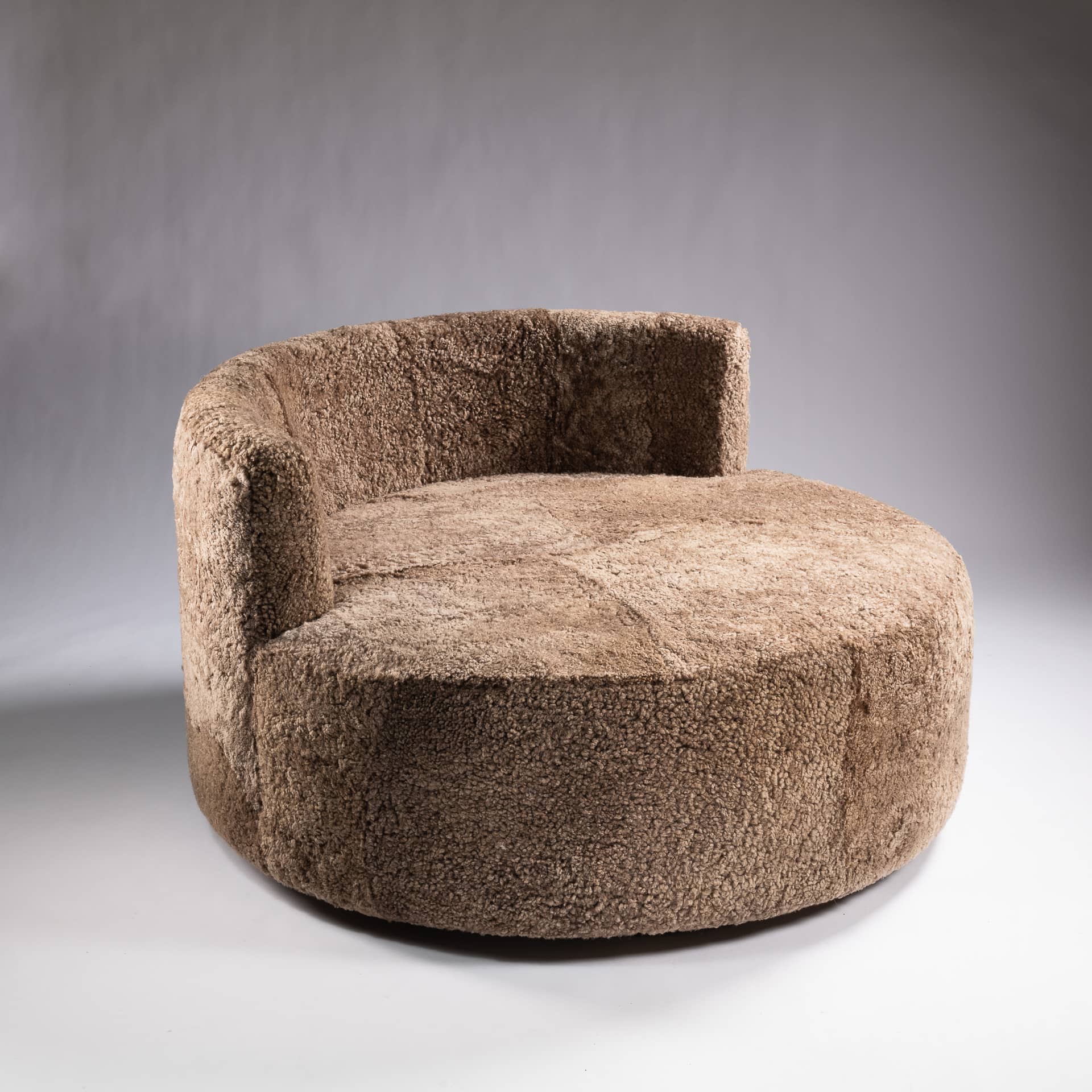 Ce sofa rond sur base pivotante rend hommage au style des années 70 tout en apportant une touche de rêve dans votre espace. Cette banquette incarne la chaleur, la douceur et l'hospitalité, offrant un design fluide et en mouvement.
