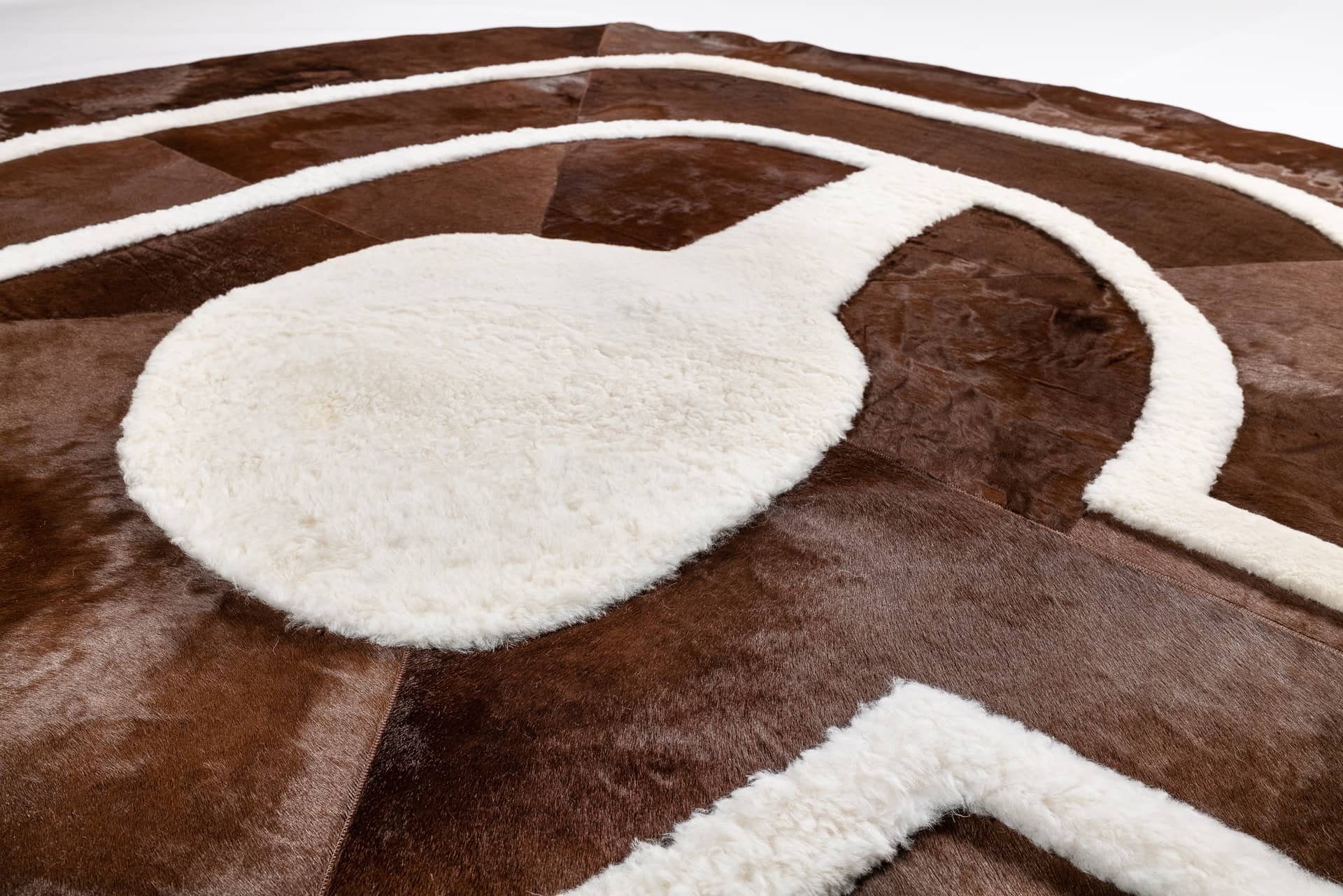 Détail d'un tapis marron et blanc fabriqué en France dans nos ateliers de Strasbourg. Une pièce inspirante qui pourra s'intégrer 