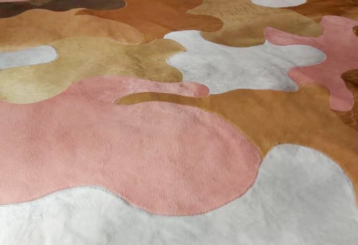Tapis rose, blanc et marron comme un puzzle dans une villa à Londres.Le tapis Lily de Norki réinvente l'utilisation de la peau de vache pour créer des pièces d'exception. Pensée comme une véritable œuvre d'art, cette création démontre le potentiel graphique illimité de ce matériau, devenant ainsi l'incarnation ultime du luxe. Avec des coloris profonds et des formes géométriques, le tapis Lily présente un motif unique déclinable dans une multitude de variations. Les nuances de poulain beige, blanc naturel, brun et rose ajoutent une touche de sophistication et de modernité à votre intérieur.