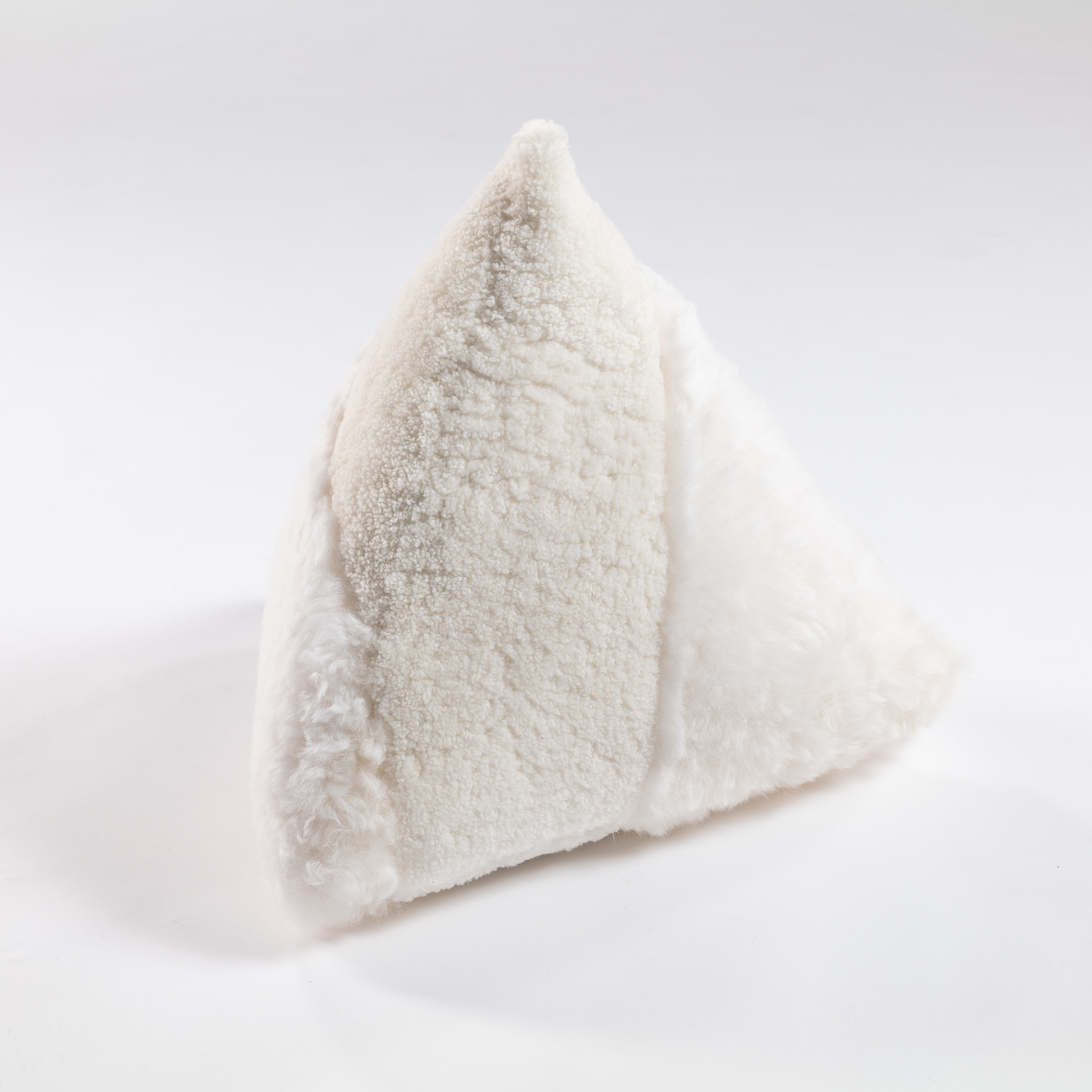 Coussin blanc en forme de pyramide en mouton et agneau curly