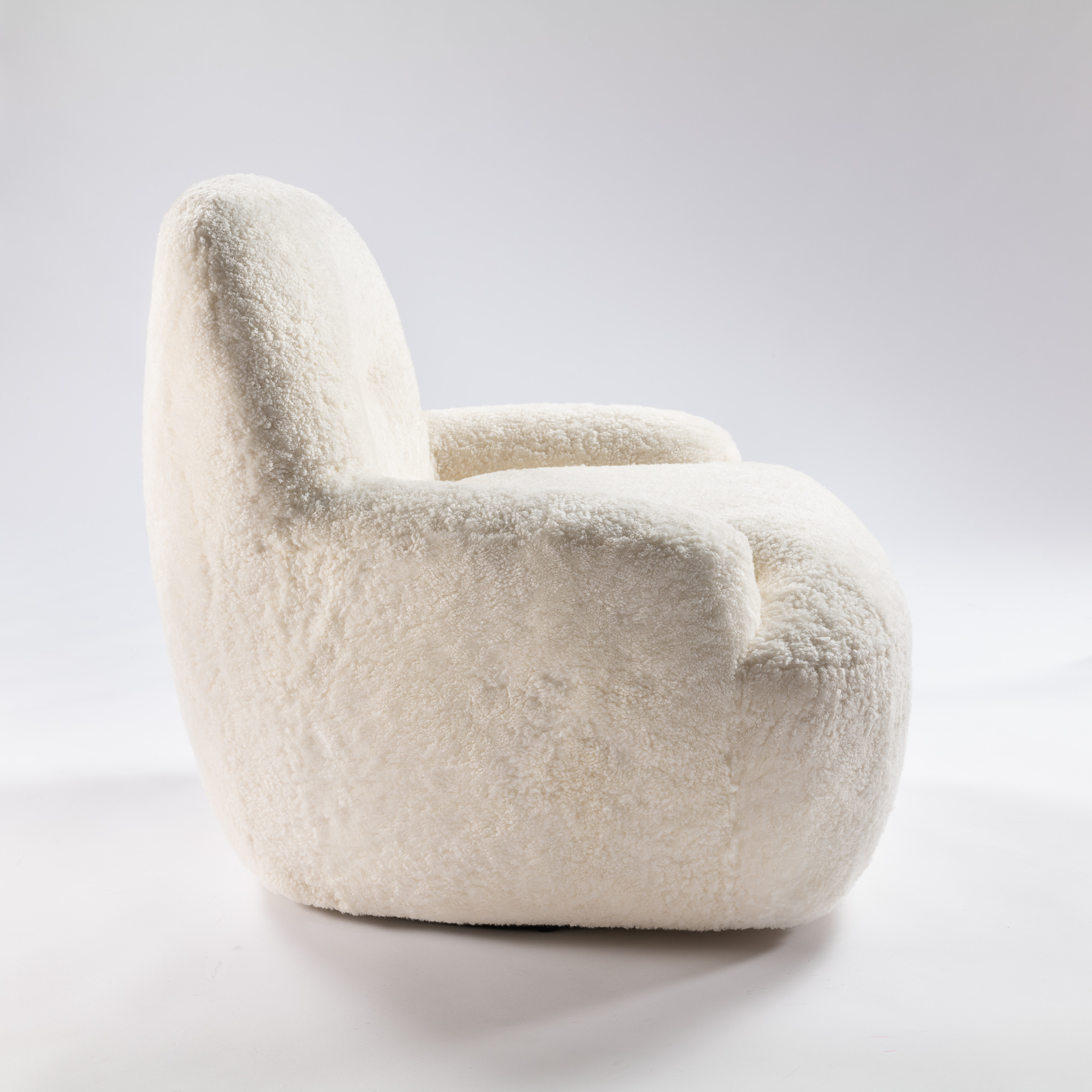 Magnifique petit fauteuil très confortable aux formes généreuses confortable et tapissé de mouton ou d'agneau