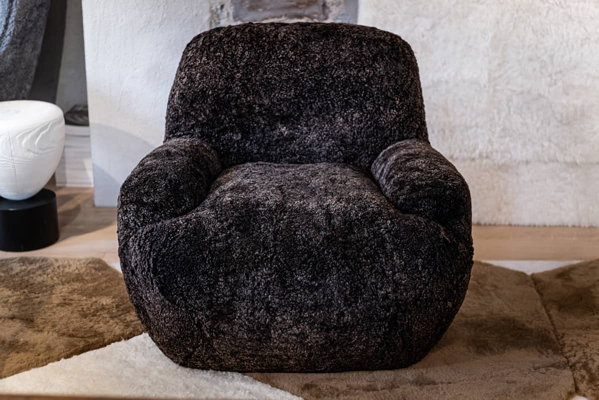Découvrez notre petit fauteuil Bao marron sur socle pivotant avec son design contemporain et épuré. Son recouvrement en mouton curly marron en fait un siège unique et haut-de-gamme.