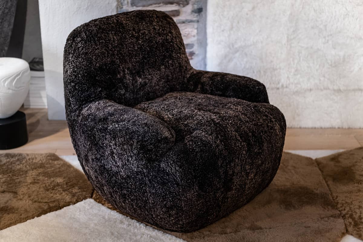 Le fauteuil Bao est une pièce maîtresse au design tout en douceur et en arrondis. Ses formes généreuses, soulignées par des coutures discrètes, apportent une touche d'élégance à votre intérieur. Avec ses volumes enveloppants, il crée une atmosphère conviviale et intime, vous offrant un refuge idéal pour rêver et lire.