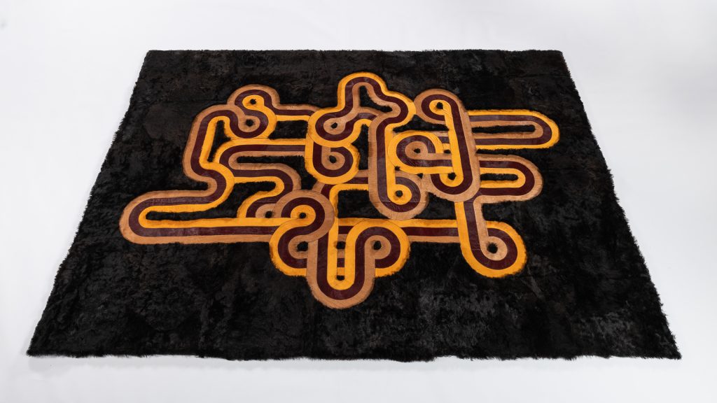 Tapis rectangle noir et feu au motif géométrique seventies.Un tapis design fabriqué au FRANCE par la Maiosn NORKI