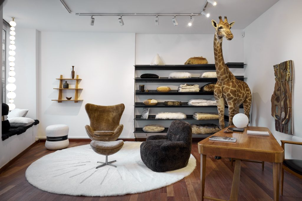 Galerie à Saint-Germain des Près, notre showroom parisien présente notre pouf en mouton, un fauteuil Egg de Arne Jacobsen et des pièces uniques vintage du design scandinave. Idéal pour les plus beaux appartements haussmanniens parisiens.