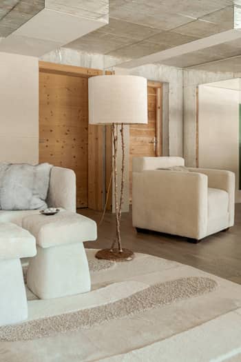 Dans notre showroom de Gstaad quelques détails de notre mobilier en mouton et agneau blanc.