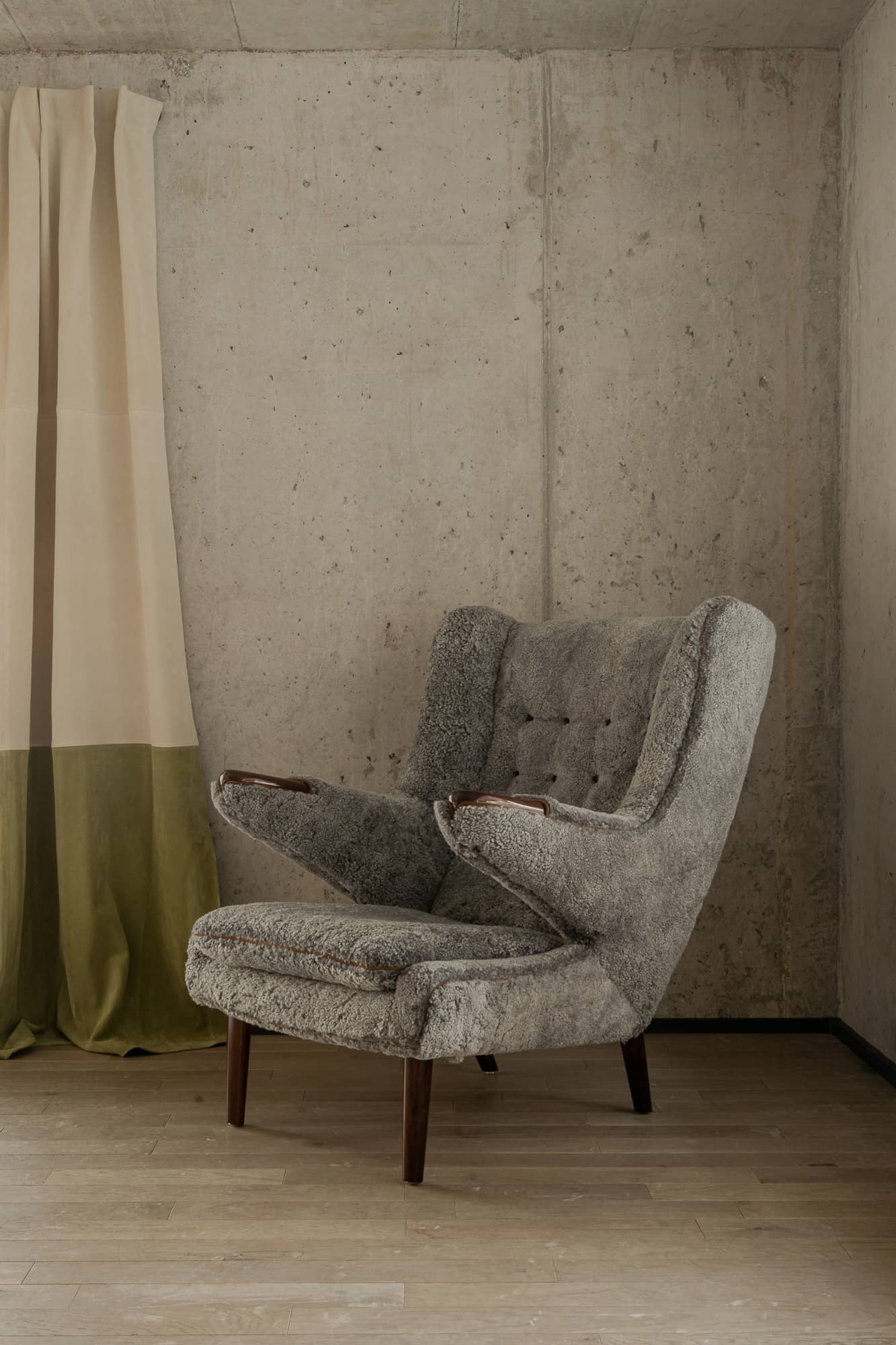 Grey Eda armchair and beige and green curtains in velvet leather