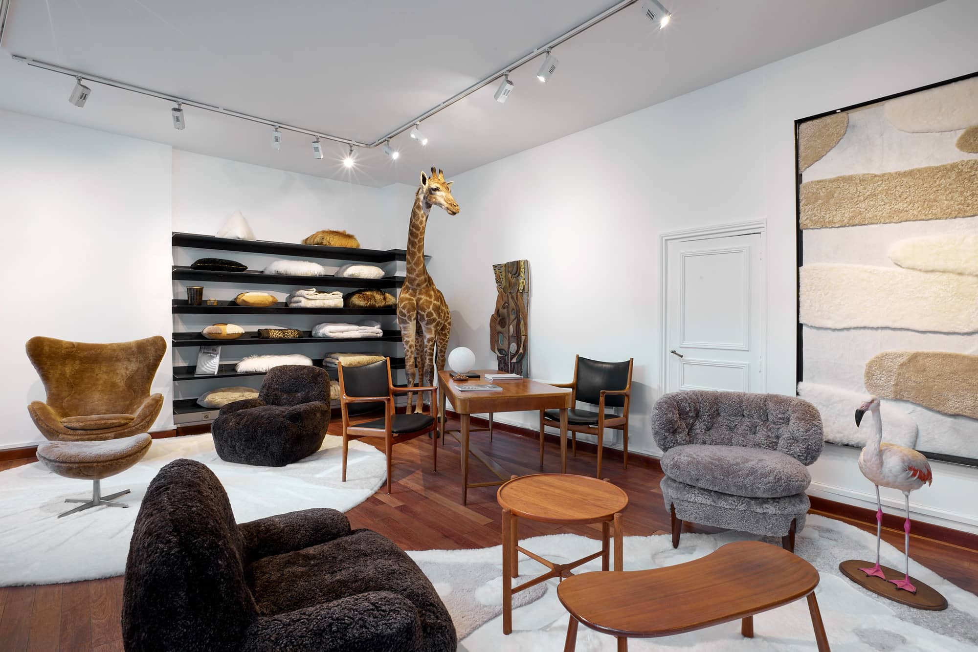 Showroom Paris Norki Gallery, vintage furniture and cushions