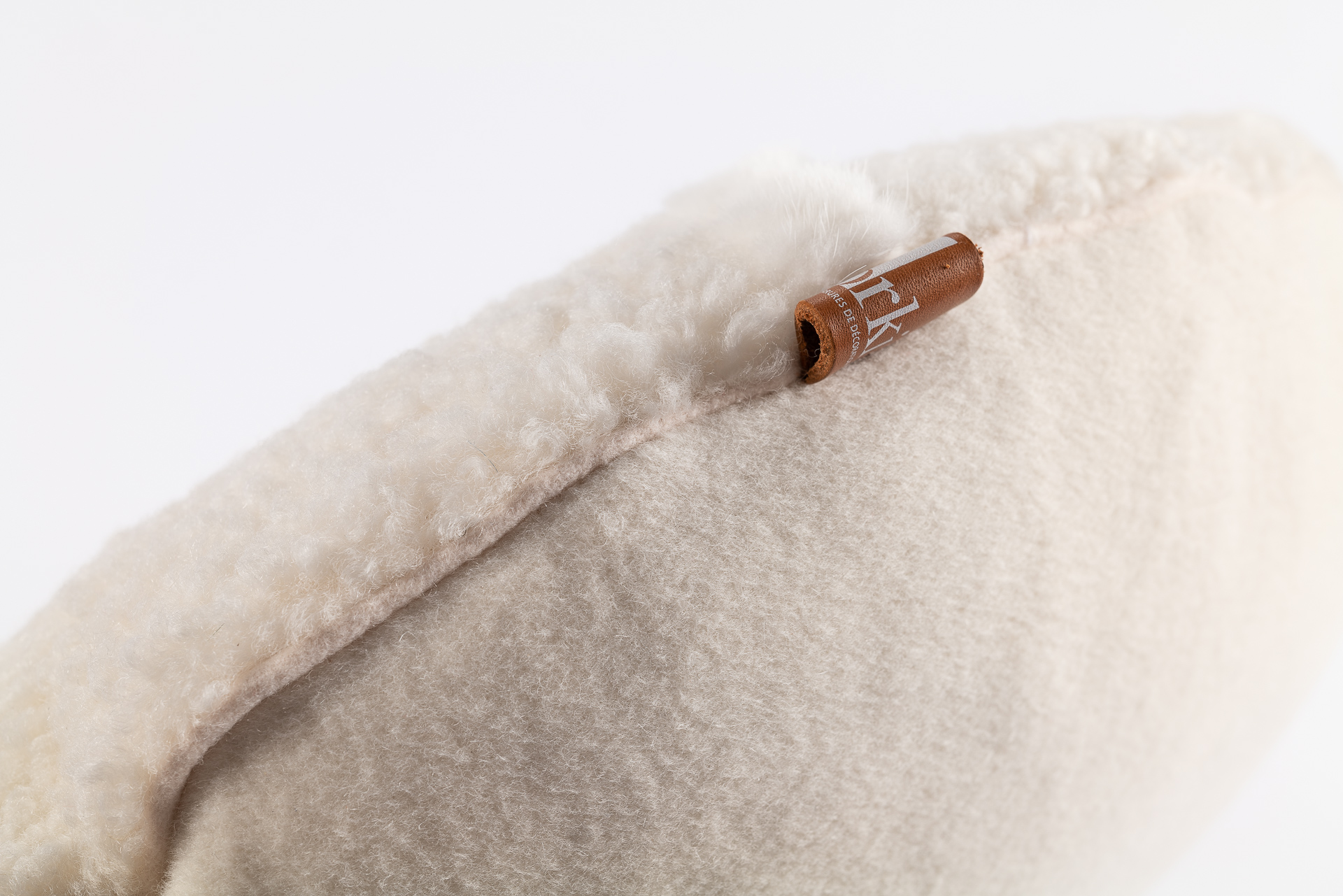 Finitions hau-de-gamme et haute-couture pour ce coussin rond blanc fabriqué en FRANCE en nos ateliers. Ce coussin peut-être produit dans de nombreux coloris et dans des dimensions sur-mesure.