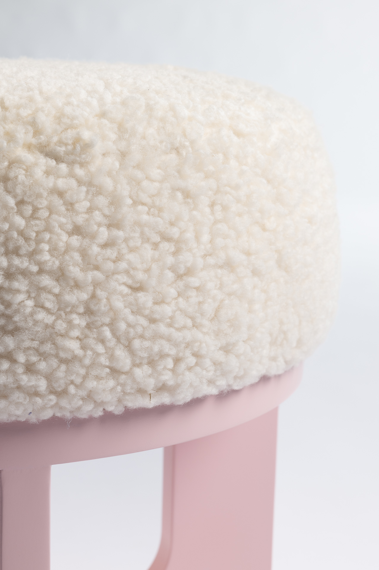 Pouf rose layette et blanc avec une assise confortable en bouclette d'agneau curly