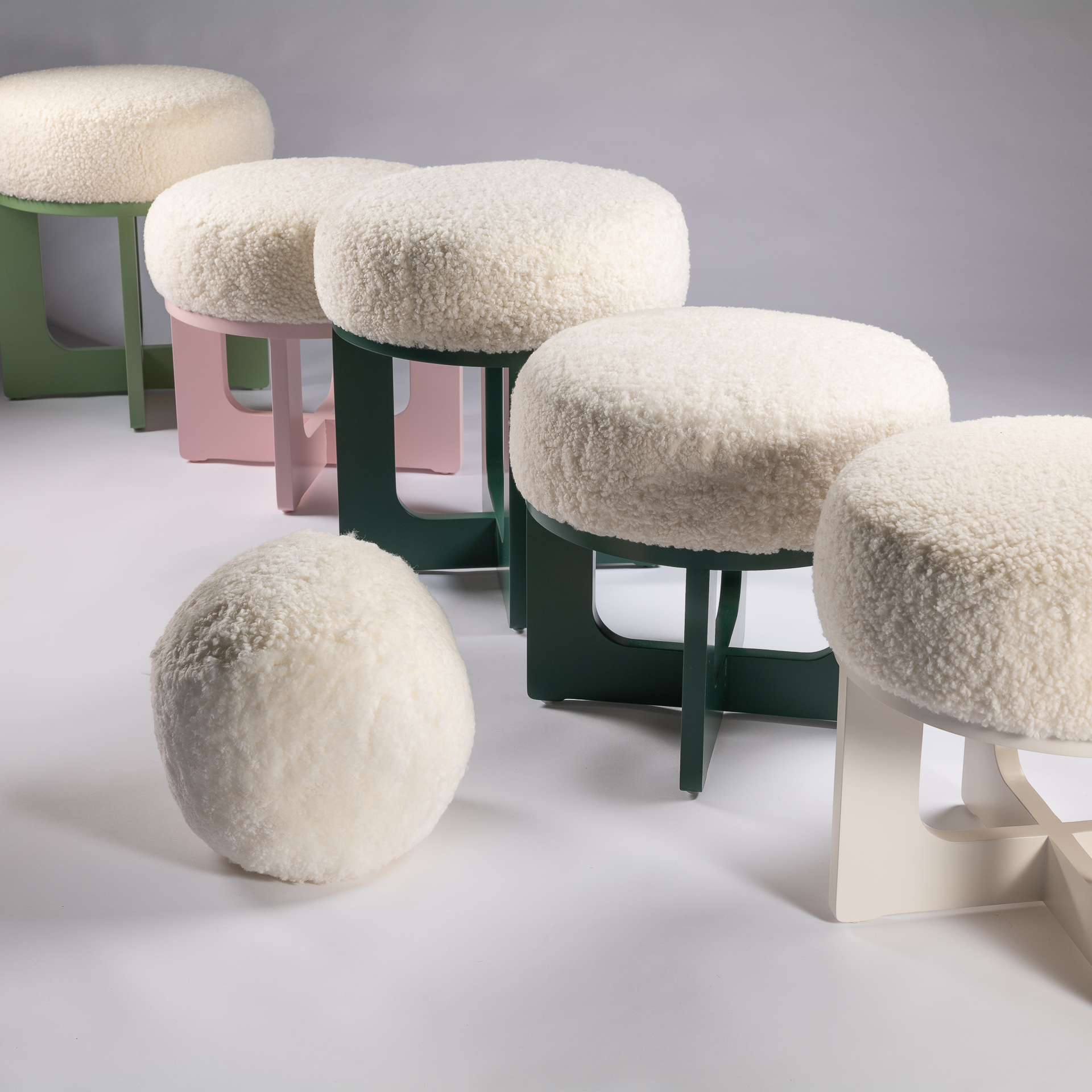 Collection de poufs nomades TEA TIME - PIeds en bois trés élégants laqués et assise blanche en agneau curly