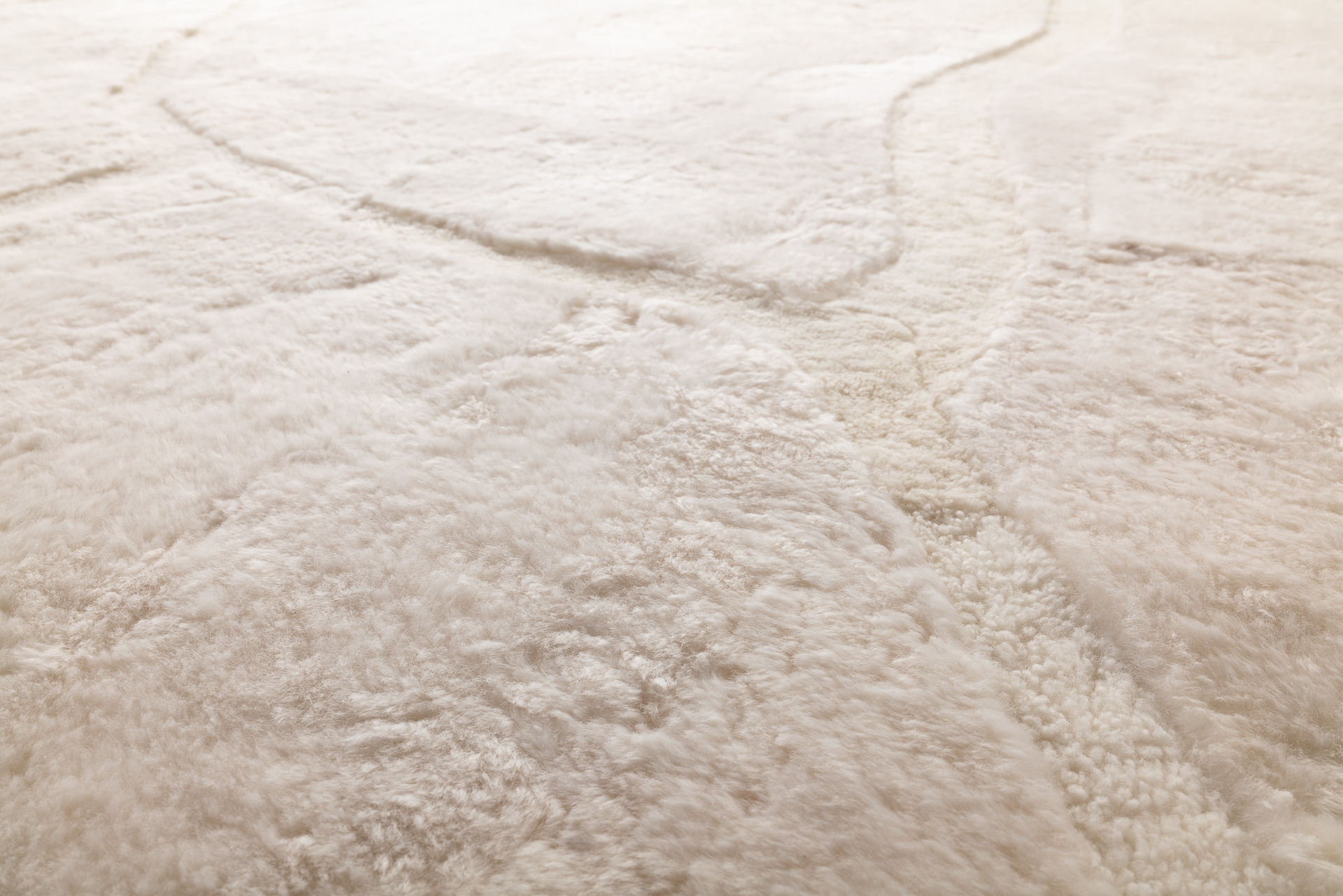 Des matériaux naturelles luxueux pour ce tapis blanc de forme organique fabriqué sur-mesure en France