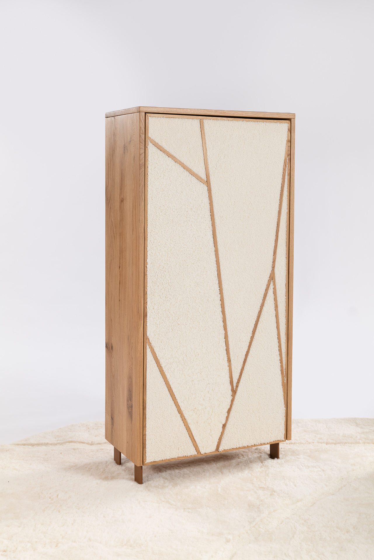 Mobilier dessiné par le bureau de design NORKI. Petite colonne 1 porte ne chêne avec un joli travail de marqueterie. Un meuble haut-de-gamme fabriqué en FRANCE.