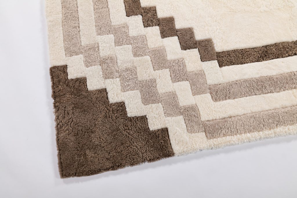 Tapis made in FRANCE. Le luxe d'un tapis en matériaux naturels de grande qualité. Des tons beige, blanc et marron très chic.