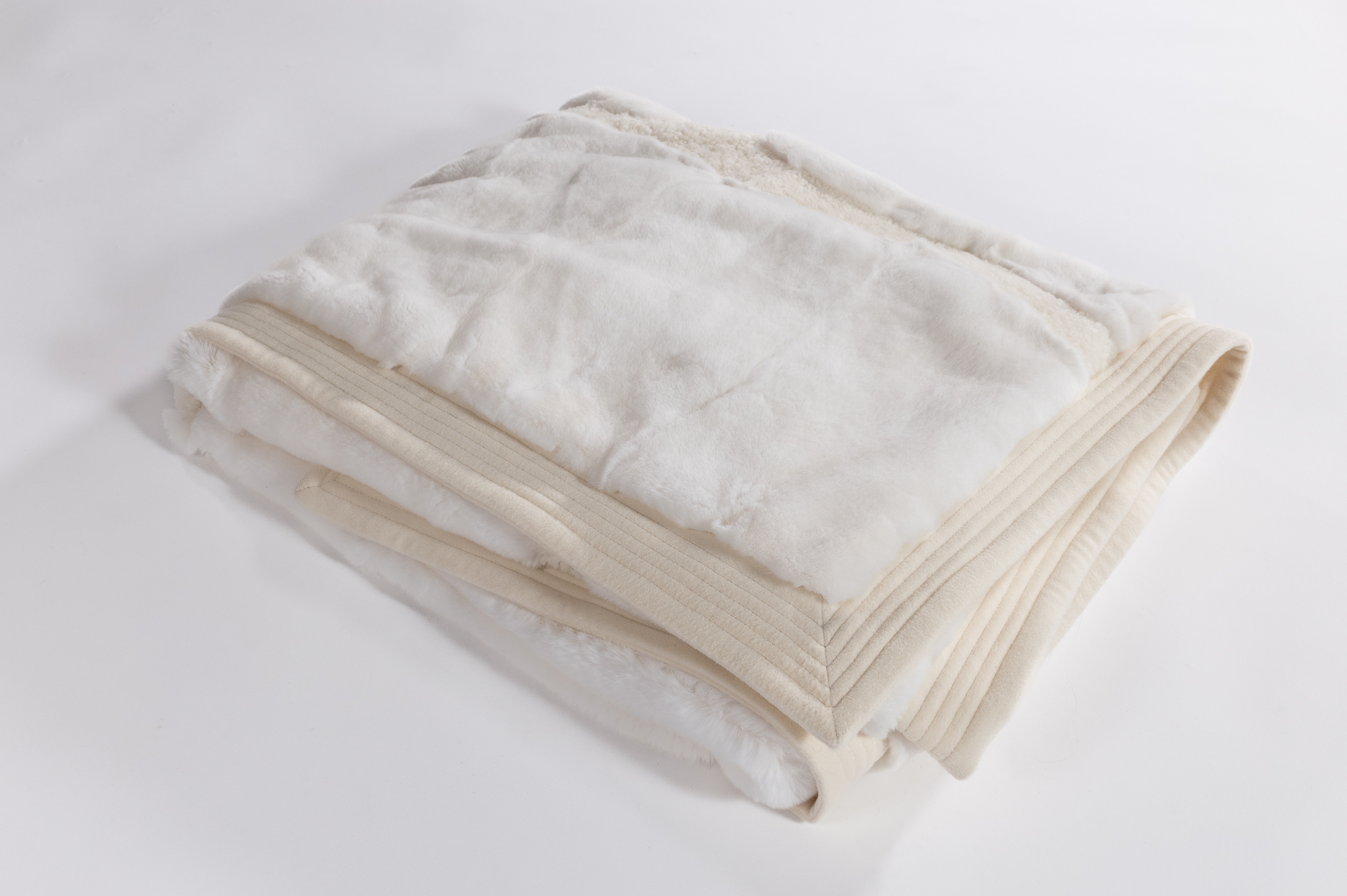 Plaid blanc cachemire et peau dans un assemblage haute-couture d'une bordure avec double surpiqure