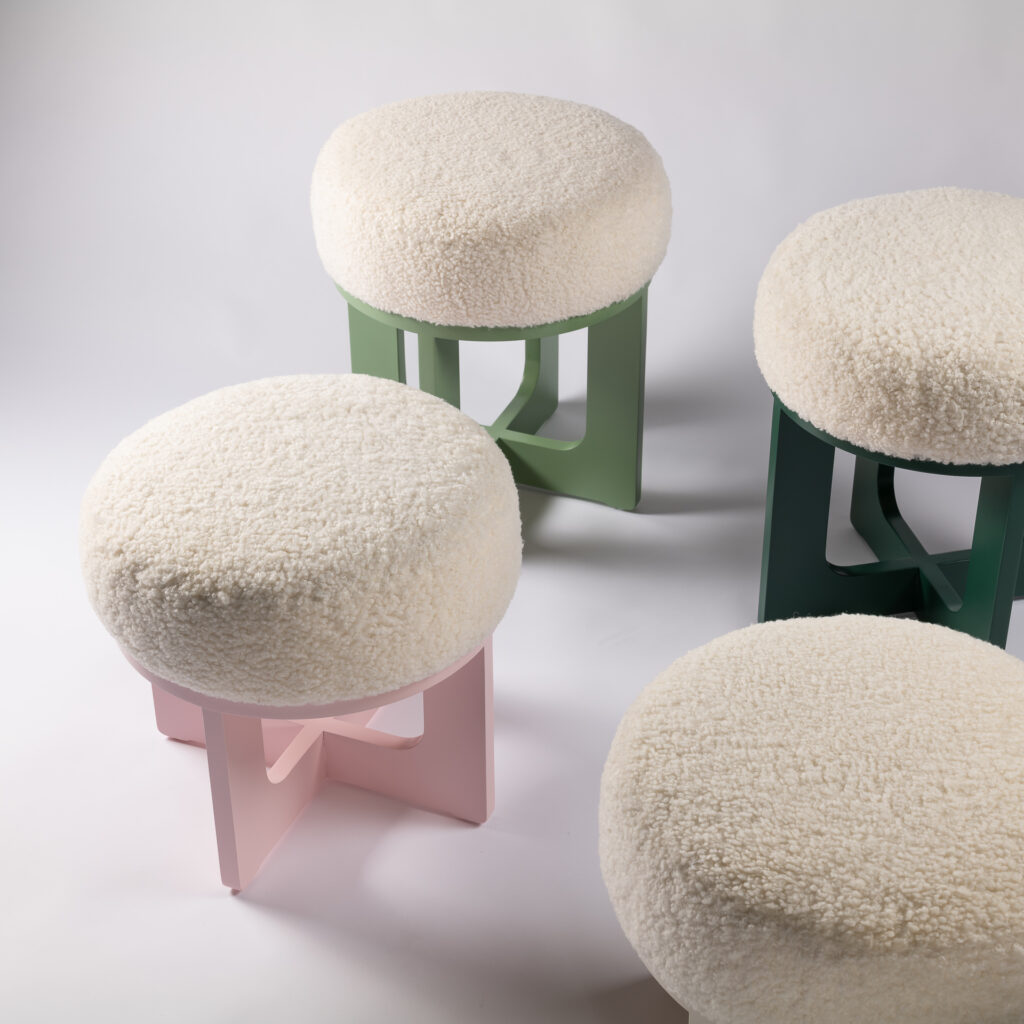 Une assise ronde confortable en mouton blanc pour nos poufs TEA TIME aux pieds laques en tendres coloris rose, vert ou blanc. 
installer ce petit meuble pratique dans votre cuisine style Barbie
