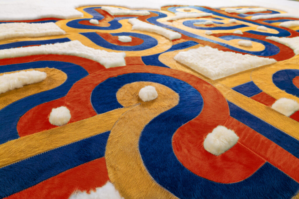 UN tapis en peau de vache au luxe inouï.
un motif géométrique dessiné par l'architecte d'intérieur Victoria-Maria Geyer
