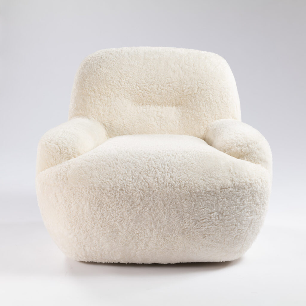 Petit fauteuil blanc rotatif en mouton blanc déclinable sur-mesure ne marron, gris, rose, bleu ou beige. Siège idéal pour le salon de votre chalet de luxe à Tignes, Crans Montana ou Méribel.