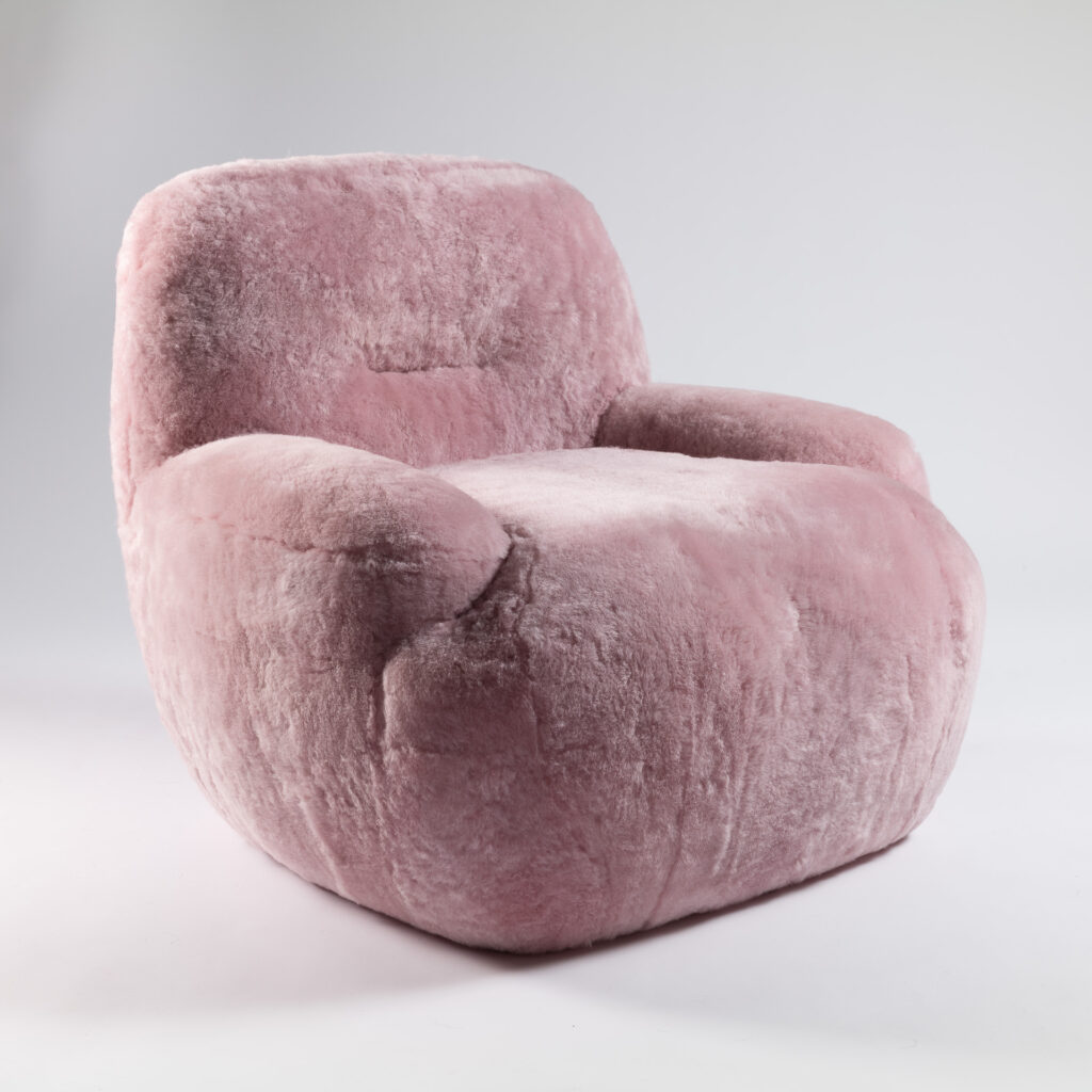 Notre fauteuil BAO : Petit fauteuil tout en rondeur et sur base pivotante dans un joli recouvrement en mouton rasé rose poudré. Parfait dnas un salon style Barbie