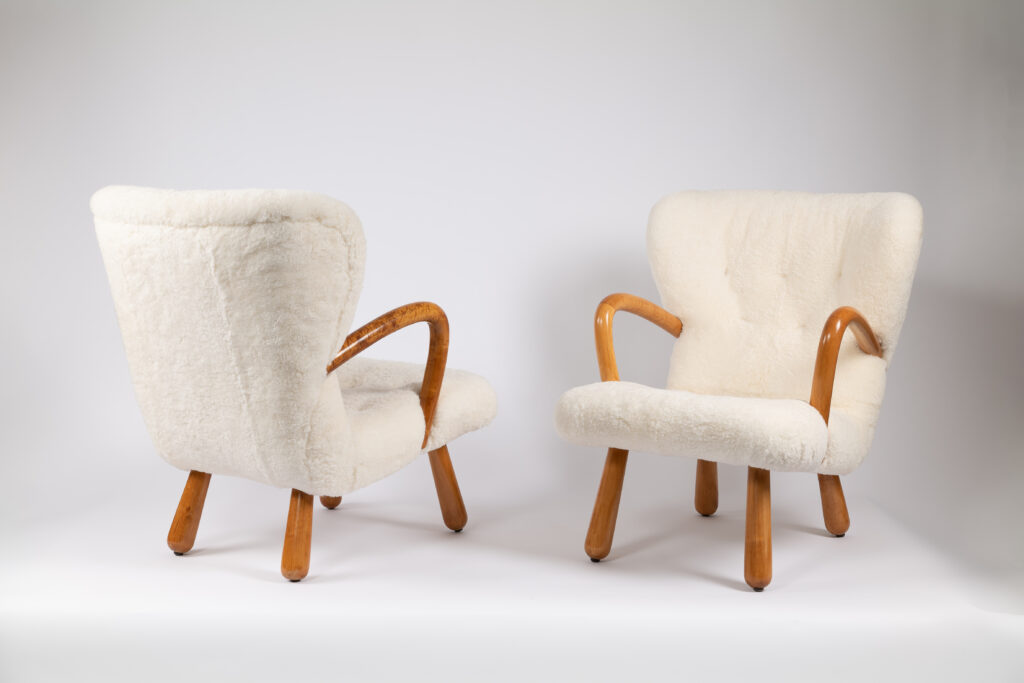 Très rare paire de fauteuils AKE par IKEA du design vintage scandinave.
le fauteuil Åke, daté des années 1950 et fortement inspiré du Clam Chair du designer danois Philip Arctander comme du fauteuil dit « éléphanteau » de Jean Royère