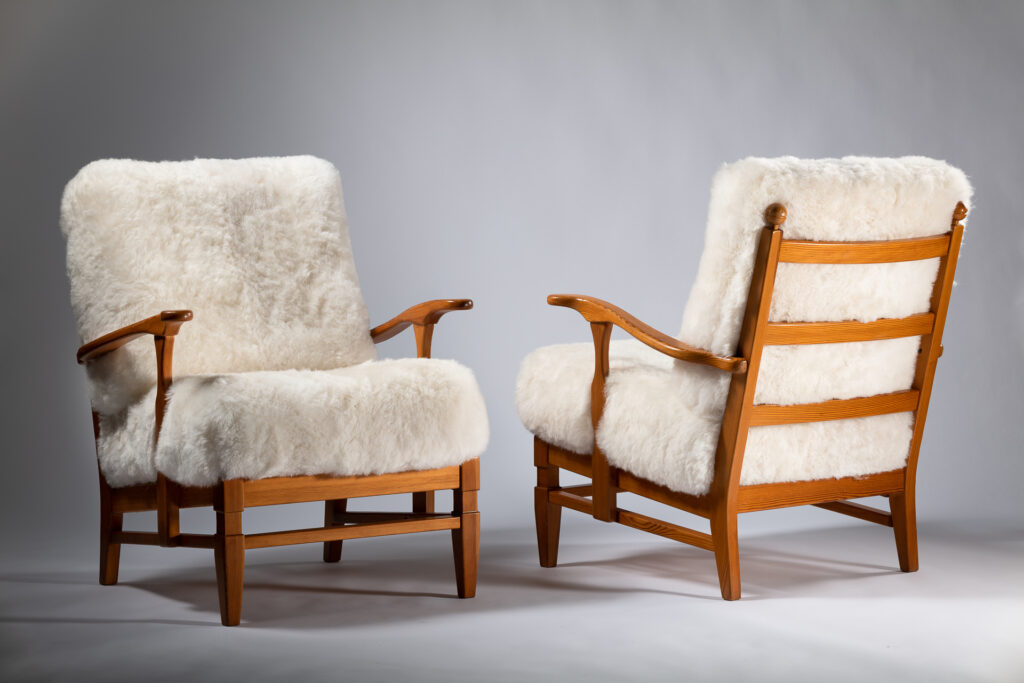 Paire de fauteuils ARE par Gosta Göperts entièrement rénovés et recouverts de mouton blanc.
Structure ne pin massif.
Mobilier circa 1950 issus du design vintage scandinave