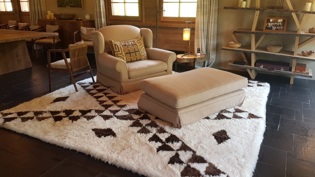 Un tapis classique en peau de mouton avec un motif berbère traditionnel mais contemporain. Un joli motif intemporel pour ce tapis carré idéal pour votre salon.