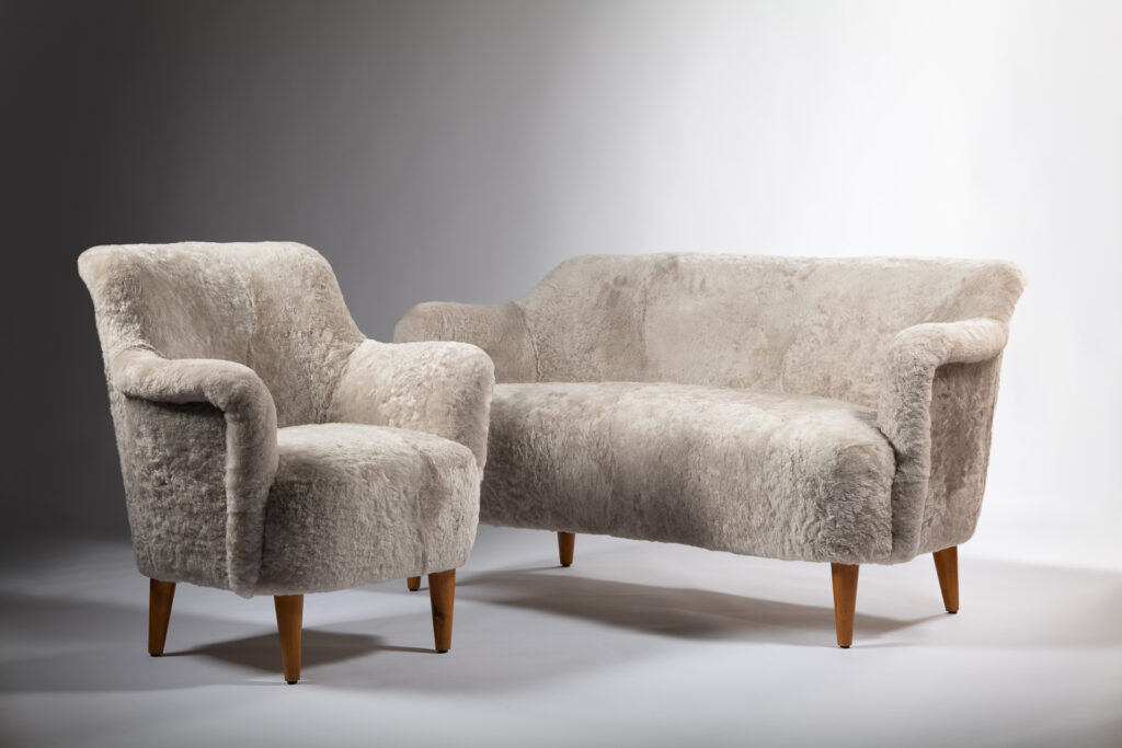 Ensemble de mobilier vintage scandinave composé d'un canapé et d'un fauteuil entièrement rénové en nos ateliers en mouton rasé beige et sourcé par NORKI en scandinavie.