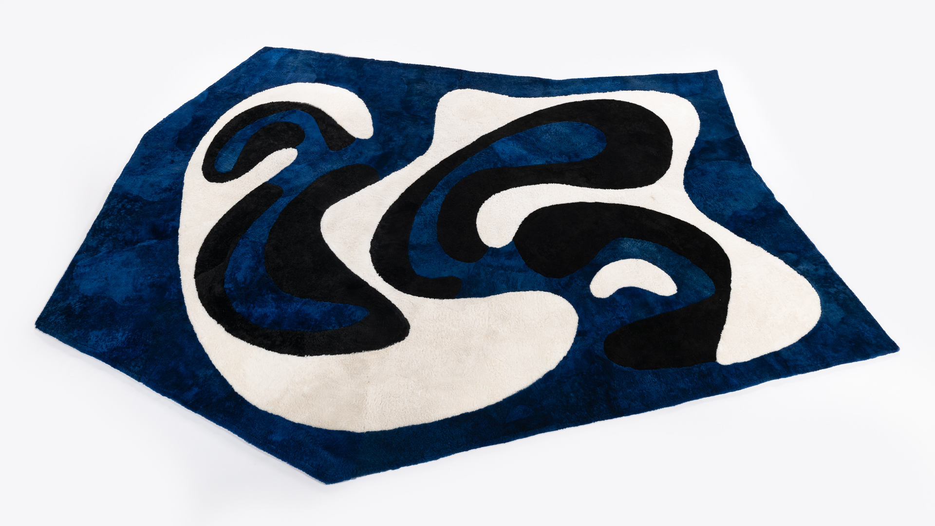Tapis en peau FLUXUS geometrique aux coloris chatoyants bleu Klein, noir et blanc