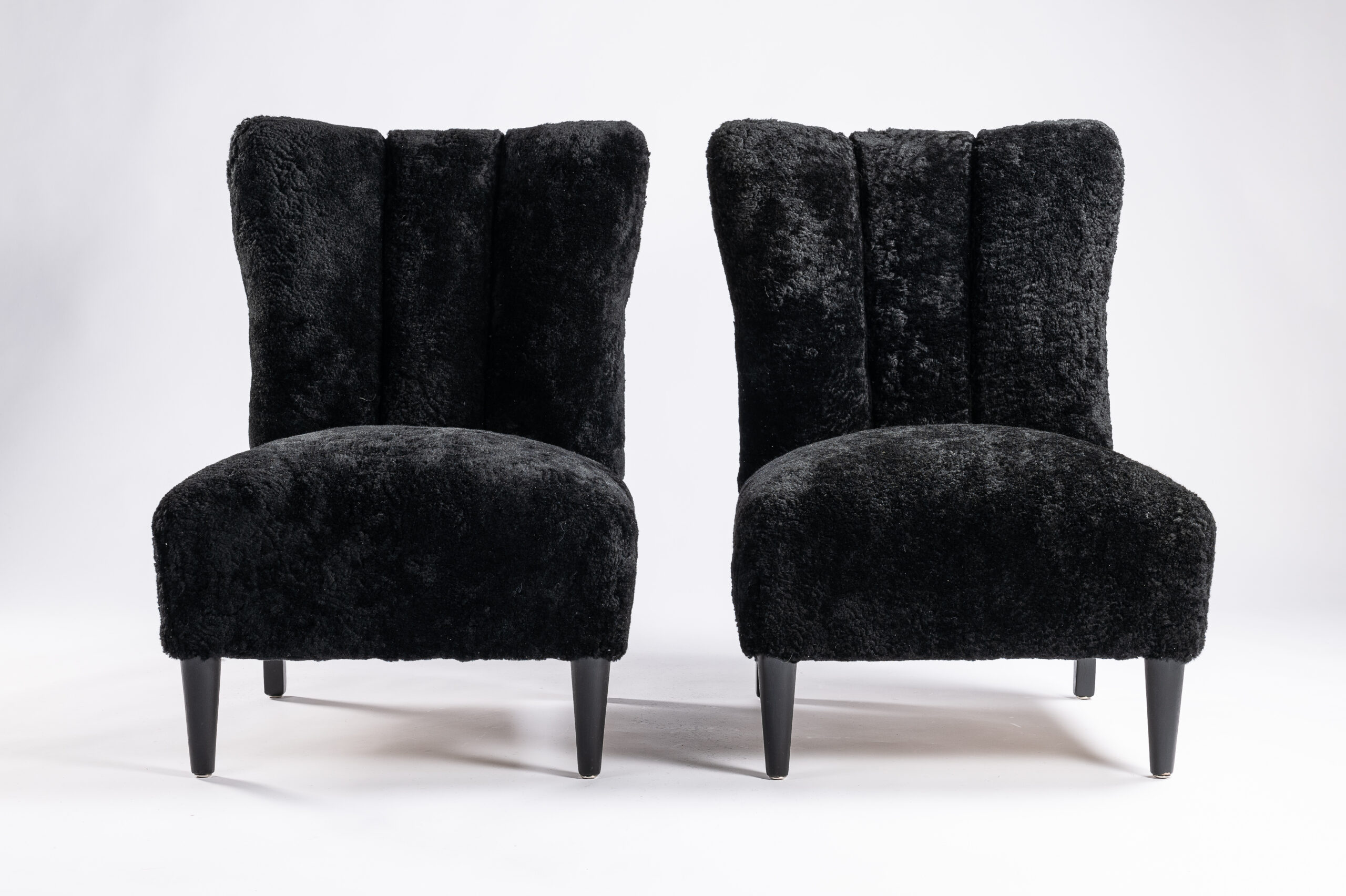 Paire de petits fauteuils noirs scandinaves sans accoudoirs
